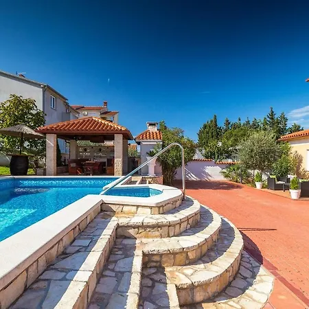 Family House Seamare I Willa Pula